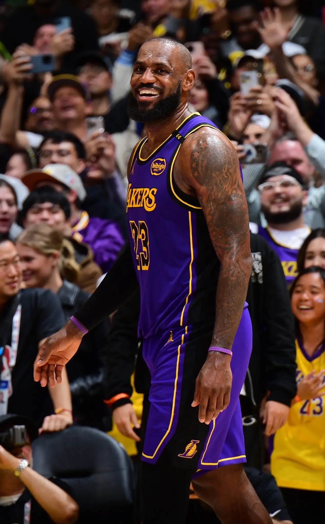 开云-山东队险胜步行者，詹姆斯点燃赛场