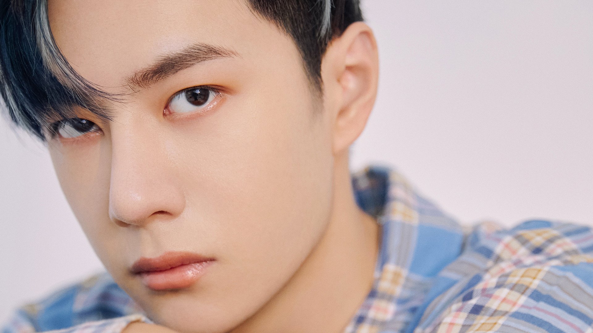 当阿圭罗脱下球鞋，穿上赛车服，F1揭幕战之夜全程高能