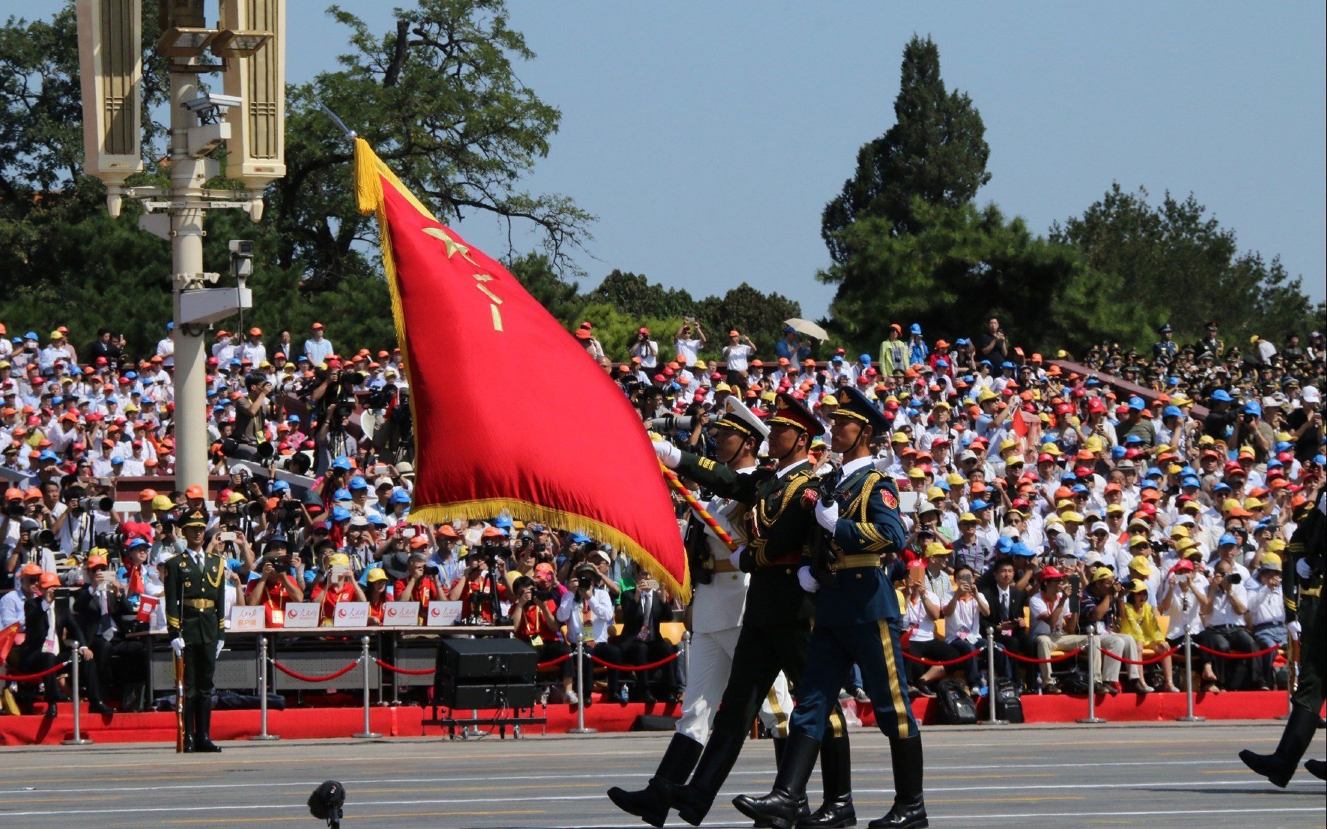 当浓眉切开夜色，F1街道赛的视觉焦点